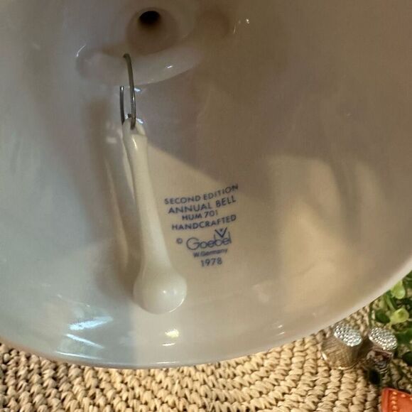 M. I Hummel Vintage Lot of Thimble, Pin,‎ Medallion Ornament & 1979 Bell - Picture 12 of 12